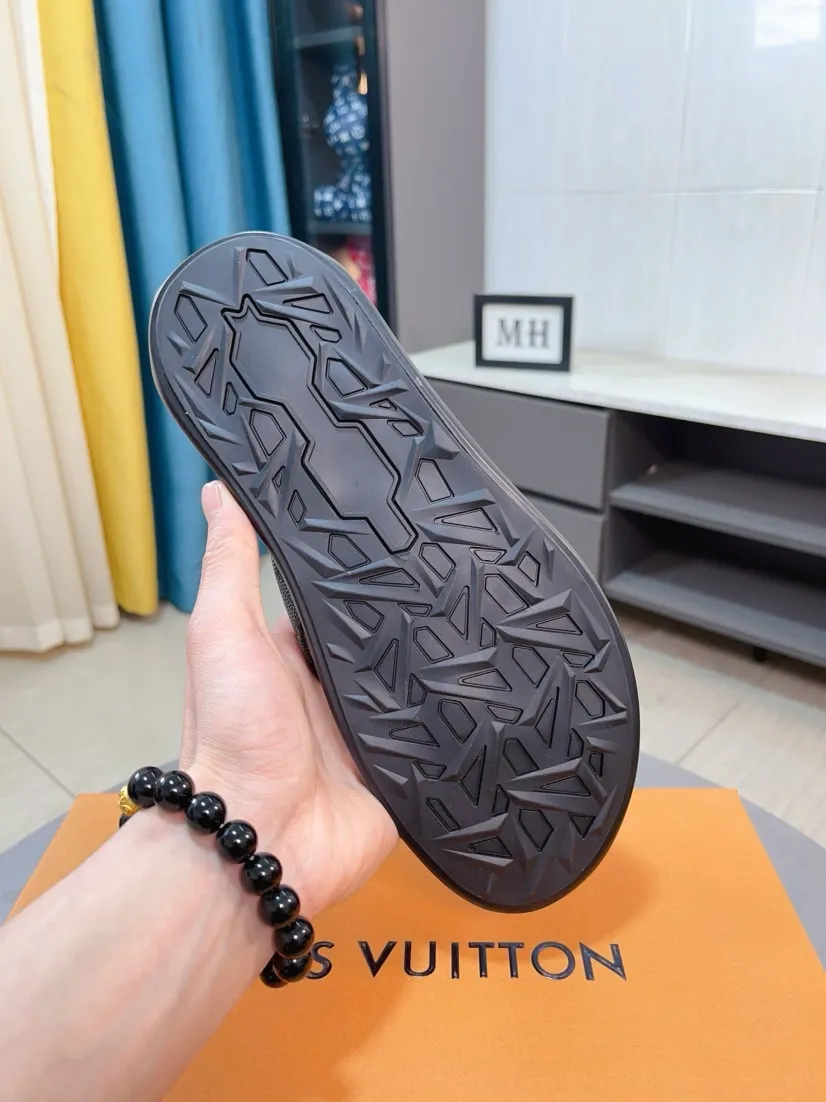 Men's shoes 💰260🌹🌹 (lv-Louis Vuitton) new men's sandals, high-end boutique, exquisite embossed logo decoration on the upper, fine workmanship, super soft soles, casual, loose and comfortable, a must-have in summer! \nsize：38-44